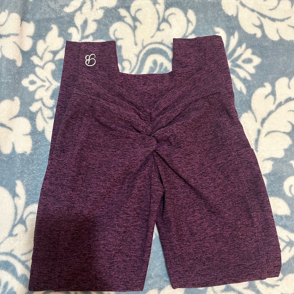 Bombshell Sportswear V-Back Leggings - Picture 5 of 7